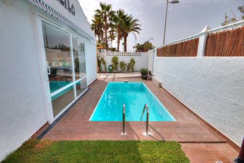 una piscina en el patio trasero de una casa en Casa Cocodrilo by CASAS COCODRILO, en Playa del Inglés