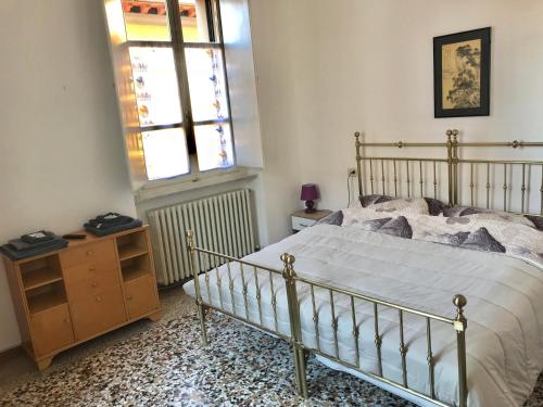 - une chambre avec un lit et une fenêtre dans l'établissement Affittacamere LA MUSA, à Arezzo