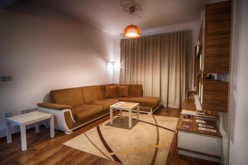 ein Wohnzimmer mit Sofa und Tisch in der Unterkunft Sunshine Sofia in Sofia