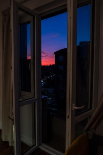 Blick auf einen Sonnenuntergang aus einem Fenster in der Unterkunft Sunshine Sofia in Sofia