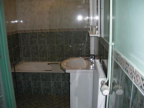 Et badeværelse på Hotel Restaurant du Lion d'Or