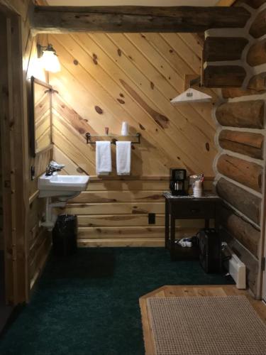 Nhà bếp/bếp nhỏ tại Judith Mountain Lodge