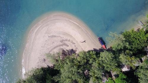 an aerial view of a wave in the water at Koh Thmei Resort in Phumĭ Kâng Kéng