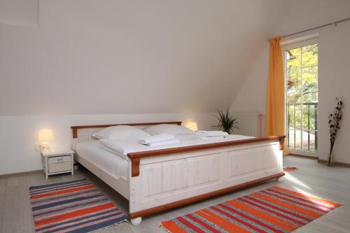 een slaapkamer met een groot wit bed en een raam bij Apartment Schiller 3 in Braşov