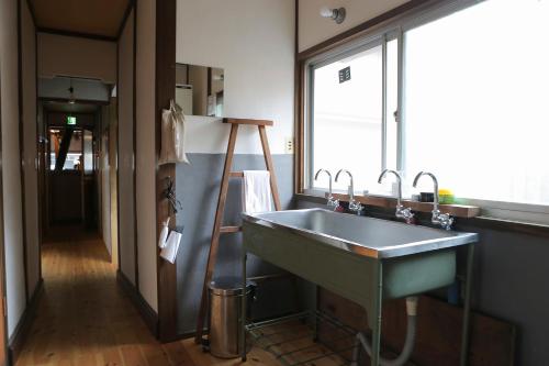 松本ゲストハウス　タビシロにあるキッチンまたは簡易キッチン