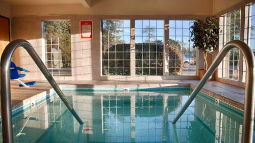 an indoor swimming pool with a swimming pooliteratorhaar at Best Western Dallas Inn & Suites in Dallas