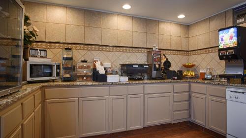 Η κουζίνα ή μικρή κουζίνα στο SureStay Hotel by Best Western Ottawa