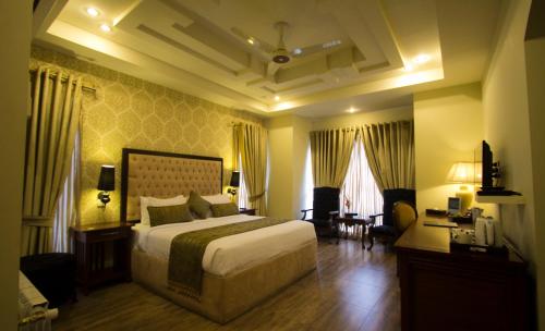 Una cama o camas en una habitación de Bella Hotel