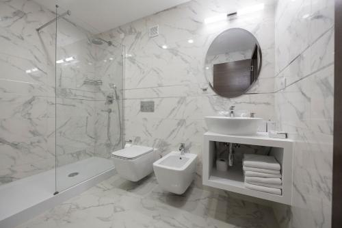 uma casa de banho com um lavatório, um WC e um chuveiro em Zepter Hotel Drina Bajina Basta, member of Zepter Hotels em Bajina Bašta