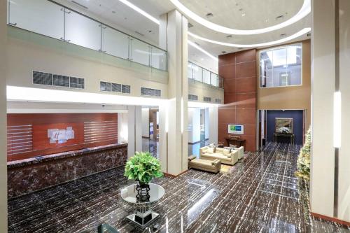 The lobby or reception area at Holiday Inn Express Jakarta International Expo, an IHG Hotel