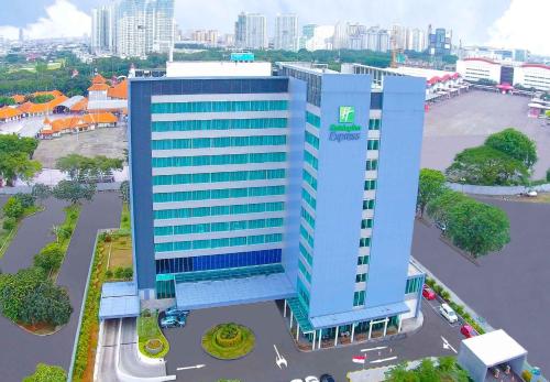 una vista aérea de un edificio en una ciudad en Holiday Inn Express Jakarta International Expo, an IHG Hotel en Yakarta