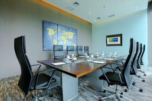 a conference room with a long table and chairs at Holiday Inn Express Jakarta International Expo by IHG in Jakarta