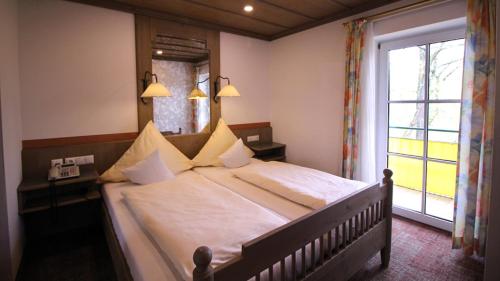 سرير أو أسرّة في غرفة في Hotel Promenade