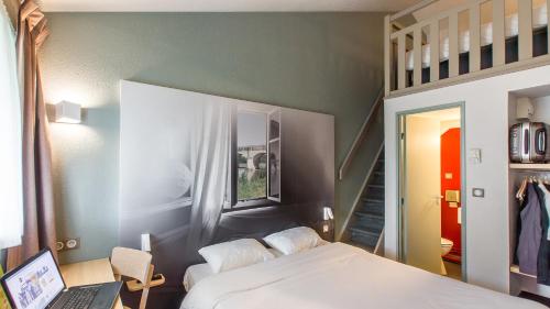 Postel nebo postele na pokoji v ubytování B&B HOTEL Agen