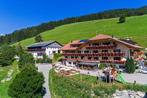 een luchtzicht op een hotel in een berg bij Hotel Schopfenhof in San Candido