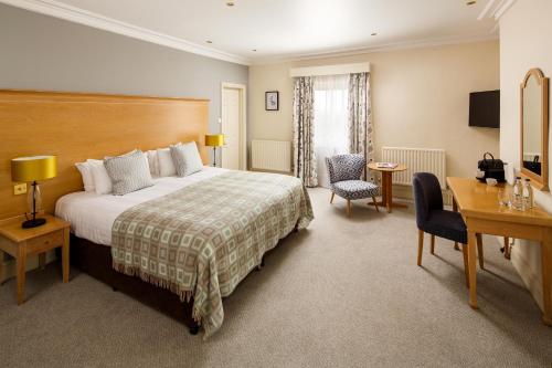 Tempat tidur dalam kamar di Mercure Gloucester Bowden Hall Hotel