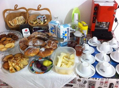 uma mesa com vários tipos diferentes de alimentos em B&B 100 Metri Dal Mare em Gallipoli