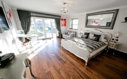 Katil atau katil-katil dalam bilik di Windermere Suites