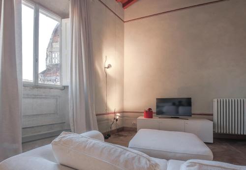 フィレンツェにあるApartments Florence - Ricasoli Terraceのリビングルーム(白いソファ、テレビ付)