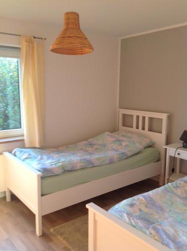 ein kleines Schlafzimmer mit einem Bett und einem Fenster in der Unterkunft Ferienhaus Utlandshörn in Utlandshörn