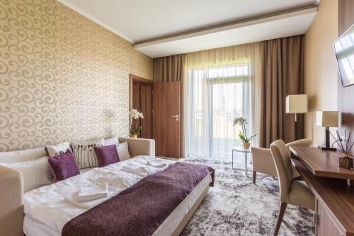 Outlet Hotel Polgár tesisinde bir odada yatak veya yataklar