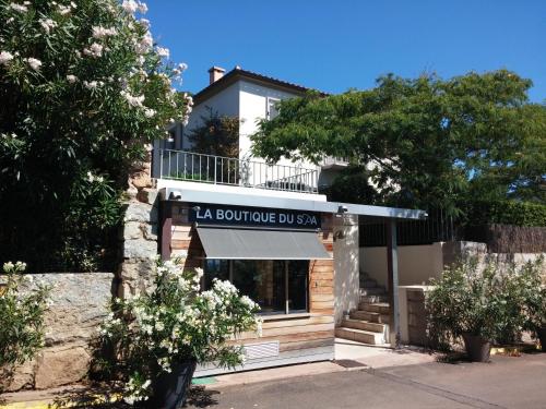 a building with a sign that reads la boulder bussein at Le Pinarello in Sainte-Lucie de Porto-Vecchio