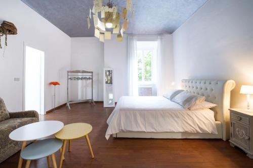 トリノにあるMy Home Turinのベッドルーム1室(ベッド1台、テーブル、ソファ付)