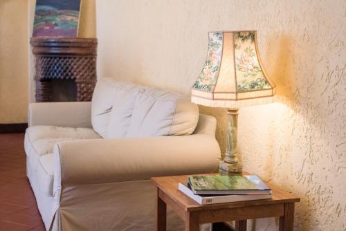 a lamp on a table next to a couch at Fattoria Pian Di Rocca in Castiglione della Pescaia