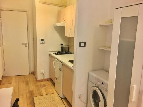 a small kitchen with a washing machine in it at Appartamento Maggiore in Bologna