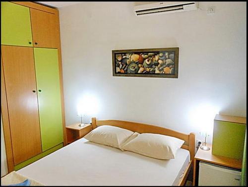 Ένα ή περισσότερα κρεβάτια σε δωμάτιο στο Apartments Maris Garden