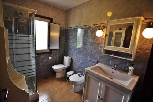 BergondoにあるCasa Finca Pateloのバスルーム(洗面台、トイレ、シャワー付)