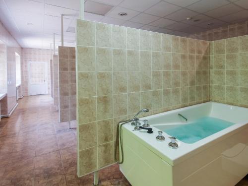 y baño con bañera y ducha. en Beshtau Health Resort, en Zheleznovodsk