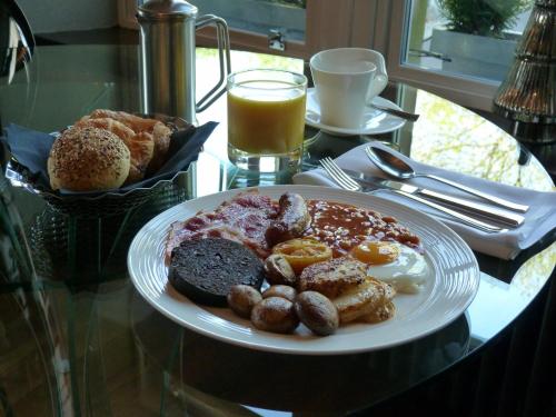Makanan di atau berdekatan rumah tamu ini