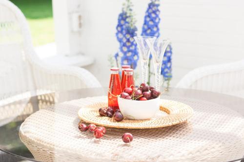 a table with a bowl of cherries and ketchup at Landsitz Braderup Festland in Braderup