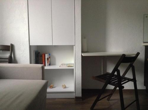 - une chambre avec une chaise et une armoire blanche dans l'établissement Cozy studio in the heart of the city, à Odessa