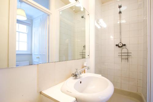 Ένα μπάνιο στο ALTIDO Luxurious 2BR flat in Pimlico, near Warwick sq