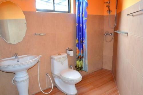 a bathroom with a toilet and a sink at Highcliffe Guest House in Haputale