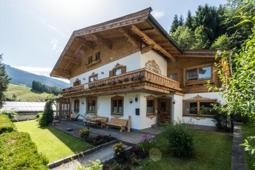 ein großes Haus mit Holzdach in der Unterkunft Ferienwohnungen Sonnrain 13 in Leogang