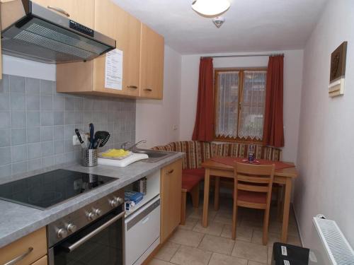 a kitchen with a table and a dining room at Zum Egerländer Fachwerkhof in Neualbenreuth