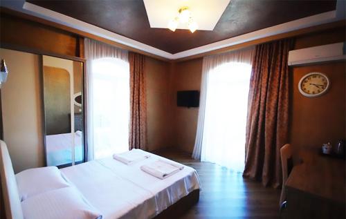 מיטה או מיטות בחדר ב-Black Sea Star Batumi