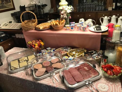 una mesa con un buffet de carnes y alimentos en Gästehaus Am Römerbad, en Zell an der Mosel