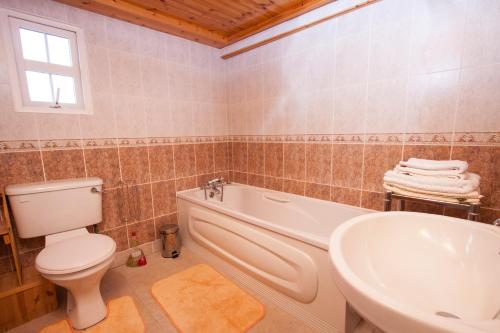Ett badrum på Beezies Self Catering Cottages