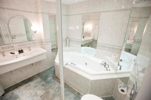 Ett badrum på Marygreen Manor