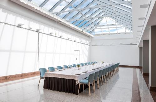 a conference room with a long table and chairs at Hotel Guadalajara & Conference Center Affiliated by Meliá in Guadalajara