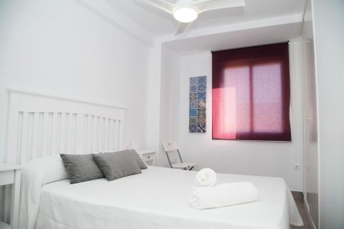 コルドバにあるPiso en Córdoba Emili´s Houseの白いベッドルーム(白いベッド1台、窓付)