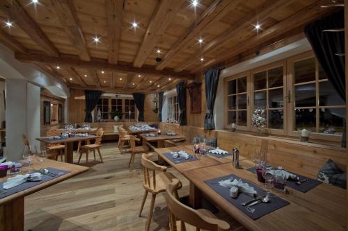 een eetkamer met houten tafels en stoelen bij Landhotel Vordergrub in Kitzbühel