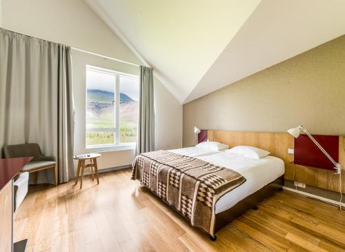 Un pat sau paturi într-o cameră la Fosshótel Vatnajökull