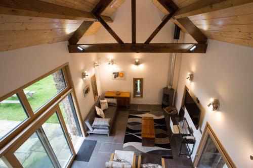 een woonkamer met houten plafonds bij High View Barn in Monmouth