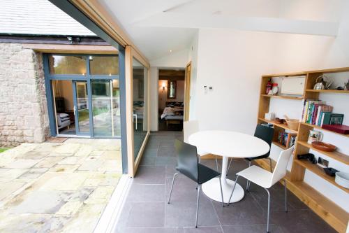uma cozinha e sala de jantar com mesa e cadeiras em High View Barn em Monmouth