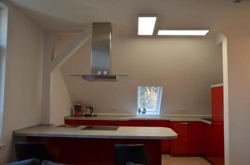 uma cozinha com armários vermelhos e uma bancada em Ferienwohnung Zenobia em Neu Roggentin